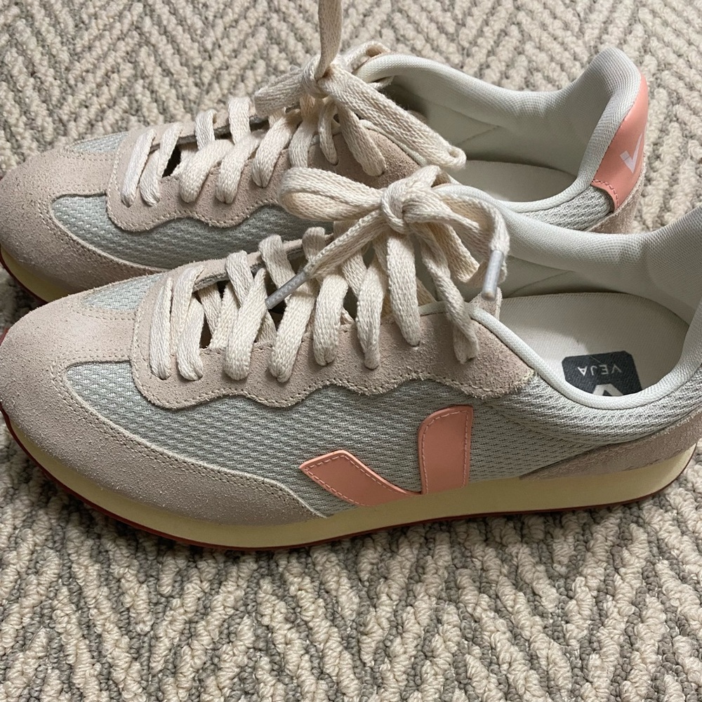 Womens Vejas sneakers size 9/40…excellent condition!